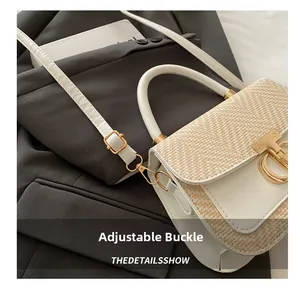 Gros plan sur la bandoulière en cuir réglable et la boucle dorée du sac à main chic