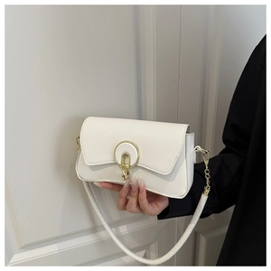 Detalle del bolso de hombro de cuero sintético blanco con una hebilla circular dorada