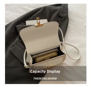 Vue détaillée de l'intérieur d'un sac bandoulière spacieux avec téléphone et portefeuille