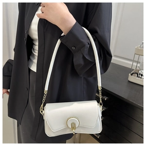 Detail of white shoulder bag with golden ring buckle and mixed leather chain strap