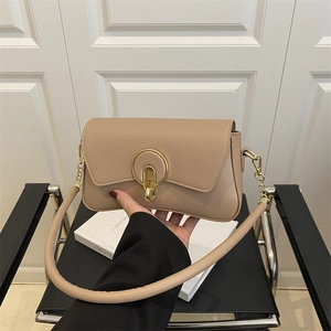 Sac bandoulière carré beige chic avec boucle dorée et bandoulière pour femme