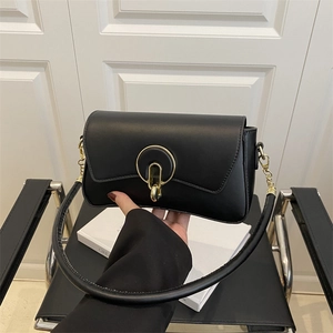 Sac à bandoulière en cuir noir mat tendance avec boucle dorée ronde et bandoulière