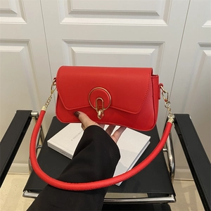 Sac à main rouge minimaliste avec boucle ronde dorée et bandoulière large pour femme
