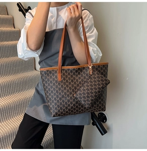 Détail du sac cabas rétro à imprimé M avec pochette à monnaie zippée assortie