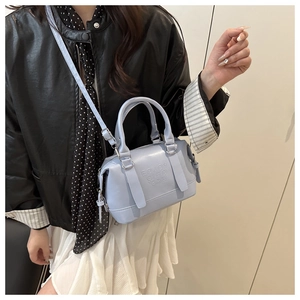 Détail du sac à main en cuir PU bleu clair avec texte gaufré et bandoulière réglable