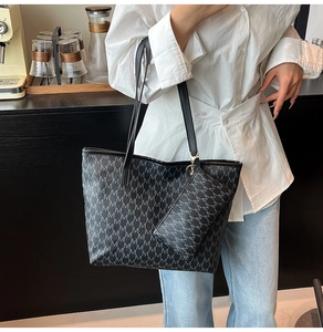 Détail d'un sac cabas vintage avec imprimé lettres rétro et petite pochette assortie