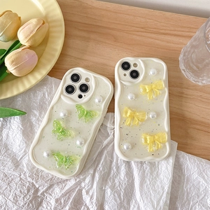 Nahaufnahme der Glitzer-iPhone-Hüllen mit 3D-Schmetterlingen, Perlen und Wellenrand