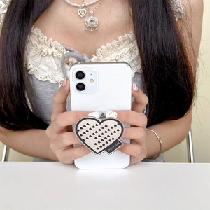 Support de téléphone chic en forme de cœur avec imprimé Best Wishes tenu par un modèle