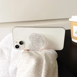 Vue détaillée du support de téléphone pailleté en forme de cœur avec sequins argentés