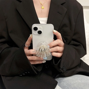 Detail der Handyhalterung mit Perlenblume und silbernen Quasten am Smartphone