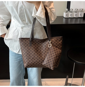 Détails du sac fourre-tout vintage avec imprimé lettre M et fines anses en cuir