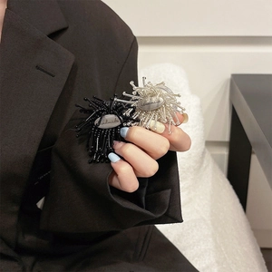 Blumen-Handyhalterung mit Perlen in Schwarz und Transparent mit Metallplakette