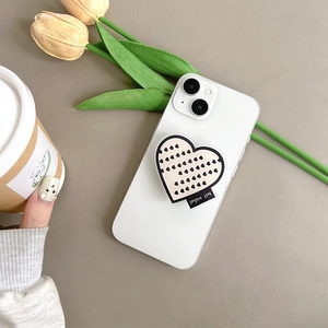 Gros plan du support de téléphone en forme de cœur à pois avec étiquette Best Wishes sur mobile