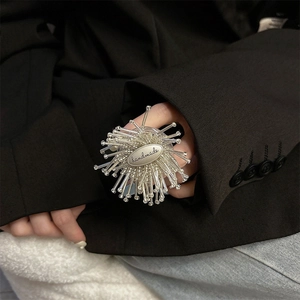 Handgefertigter Statement-Ring in Sternenform mit Metallröhren am Fingermodell