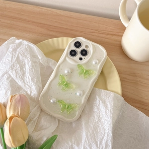 Detailansicht der iPhone Hülle mit 3D Schmetterlingen und Perlen auf Glitzerhintergrund