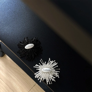 Detailansicht handgefertigter Handyhalter in Sternform, schwarz und silber Perlendesign