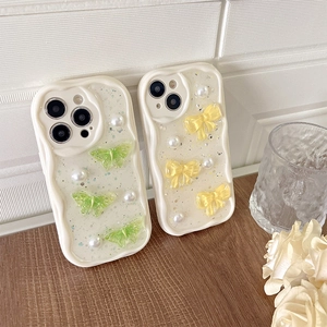 Detail der iPhone Hülle mit Wellenrand, 3D Schmetterling, Schleife und Perlenverzierung