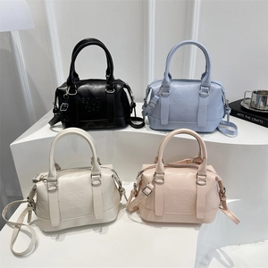 Sac Boston pour femme en noir, bleu, blanc et rose avec bandoulière réglable