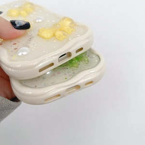 Makrodetail der Wellenkante Handyhülle mit 3D-Schleifen, Perlen und Ausschnitten