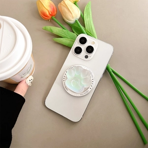 Détail du support de téléphone patte de chat irisée avec cœur sur smartphone blanc
