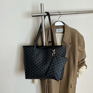 Grand sac cabas noir rétro à imprimé lettres et petite pochette assortie sur cintre