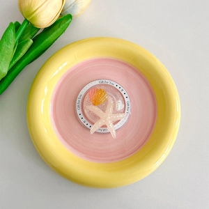 Détail du support MagSafe avec étoile de mer rose, paillettes et texte Gift For You