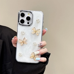 Coque iPhone fleurie papillon à paillettes avec roses 3D et finition blanc nacré