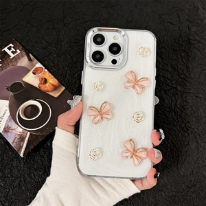Coque iPhone fleurie avec papillon, fini perlé et éléments décoratifs roses en 3D