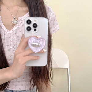 Vue détaillée d'un support de téléphone cœur marbre violet avec étiquette handmade argentée
