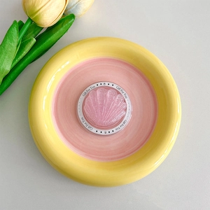 Détail du support téléphone étoile de mer pailleté rose dans son coffret cadeau