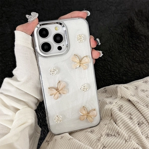 Détail des papillons 3D et fleurs blanches sur coque iPhone blanc perlé