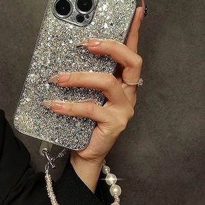 Détail d'une coque de luxe avec strass et dragonne en perles élégantes