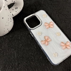 Détail de papillons 3D roses et fleurs en relief sur coque effet nacre élégante