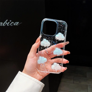 Dettaglio della cover iPhone trasparente con nuvole 3D e glitter a stella