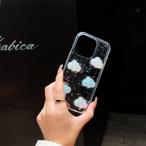 Dettaglio di nuvole glitterate 3D e stelle luccicanti su custodia trasparente iPhone