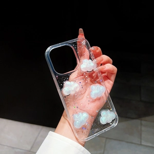 Dettaglio custodia trasparente per iPhone con nuvole 3D e glitter argentati a stelle