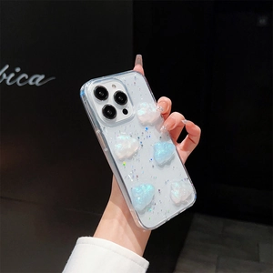 Dettaglio custodia iPhone con nuvole 3D e glitter argentati tenuta in mano con cura