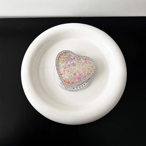 Dettaglio del supporto per telefono a cuore con strass e glitter colorati vivaci