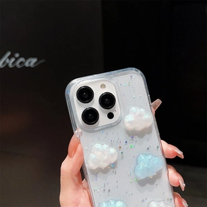 Dettaglio della custodia trasparente per iPhone con nuvole 3D e glitter colorati