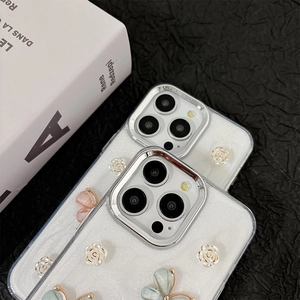 Détails de camélia blanc et papillon sur une coque scintillante pour iPhone