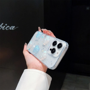 Dettaglio della custodia trasparente per iPhone con stelle glitterate e orsetti in resina