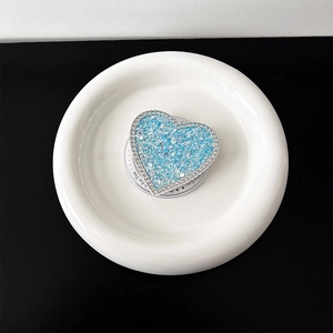 Dettaglio supporto telefono cuore glitter blu con strass e scritta for You