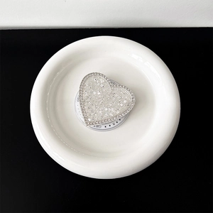 Vista macro del supporto per telefono a forma di cuore con strass e glitter argento
