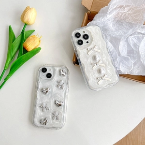 Elegante custodia iPhone texture crema con perle, fiocchi argento e cani palloncino glitterati.