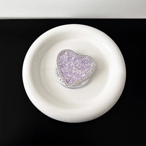 Dettaglio supporto cuore glitter lavanda con strass e scritta Gift For You sulla base