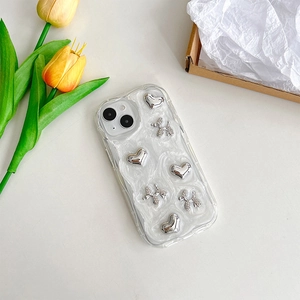 Primo piano della custodia per iPhone color crema perlato con cuori e cani palloncino