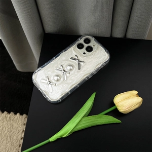Vista dettagliata di una custodia per iPhone bianco crema con fiocchi e perle!!