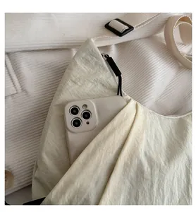 Vue macro du sac boulette blanc cassé montrant l'intérieur spacieux et le nylon