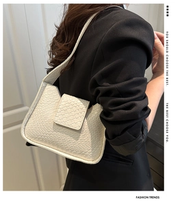 Gros plan sur la texture tressée blanche d'un sac porté épaule rétro élégant