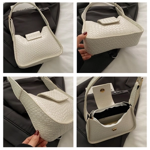Détails macro du sac porté épaule beige tissé montrant la texture et l'intérieur